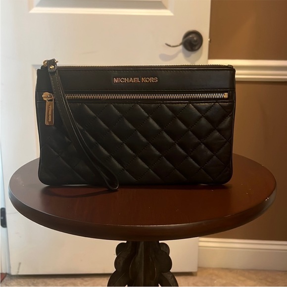 Michael Kors Handbags - Michael Kors Leather Wristlet Clutch